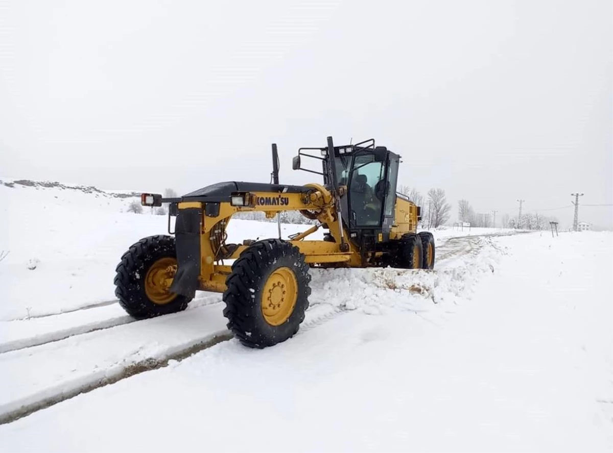 Tunceli\'de karla kaplı 41 köy yolu açıldı, 15\'inde çalışma sürüyor