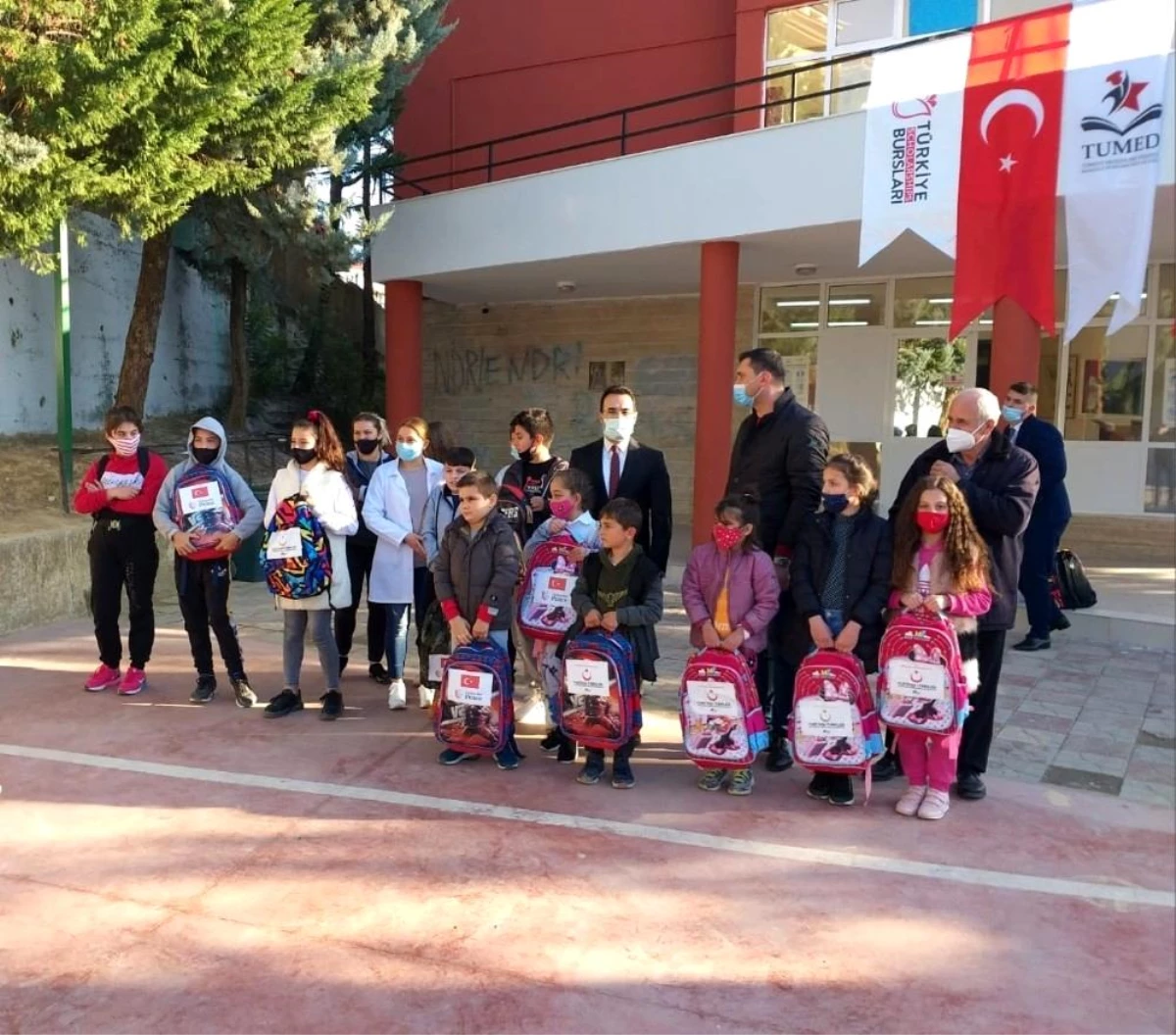 YTB\'nin desteğiyle Arnavutluk\'taki öğrencilere kırtasiye yardımı