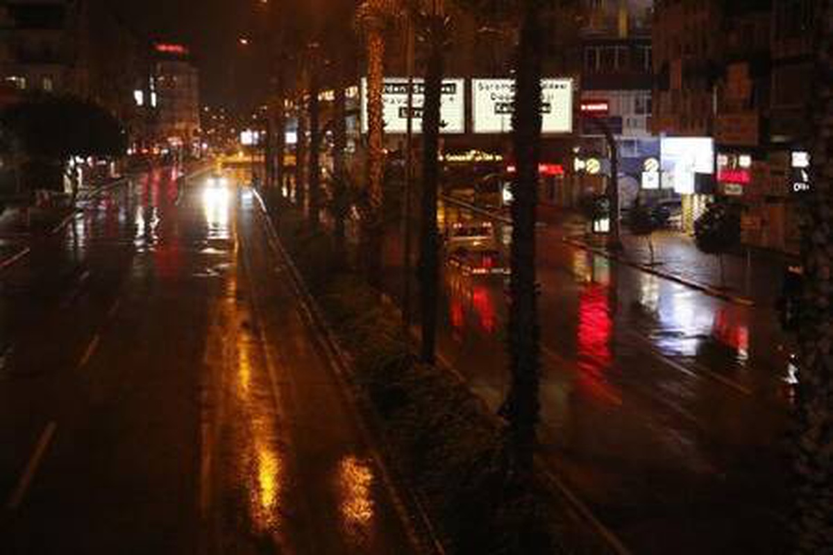 Antalya\'da sokağa çıkma kısıtlaması yağmurla başladı