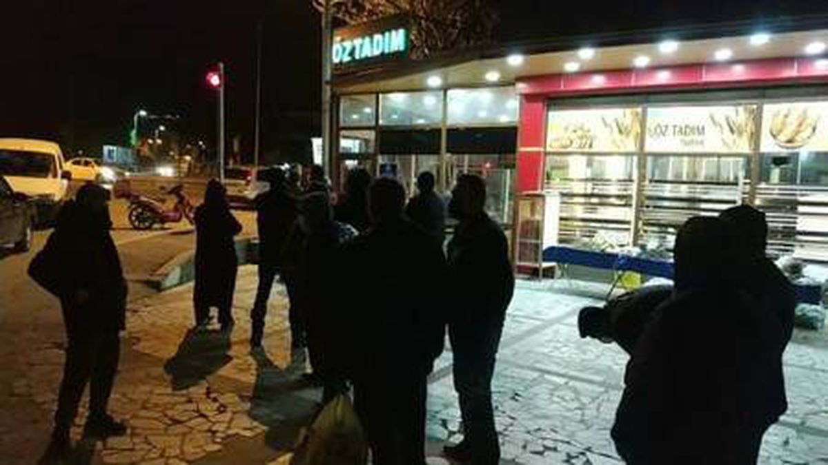 Son dakika haberleri | Burdur\'da kısıtlama öncesi \'ekmek\' kuyruğu