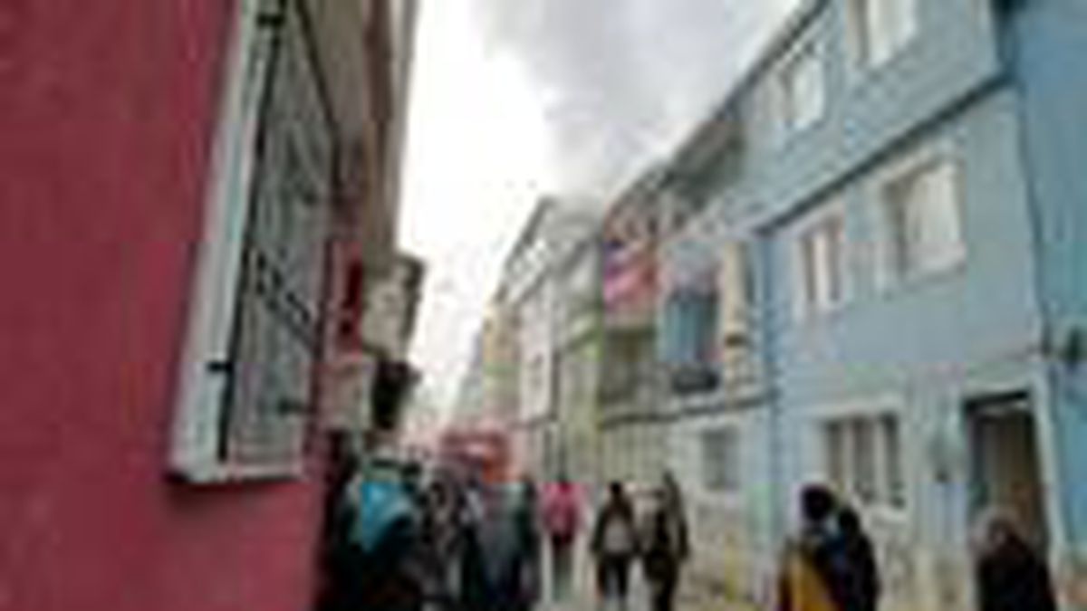 Son dakika gündem: Bursa\'da 3 katlı apartmanda çıkan yangın mahalleliyi sokağa döktü
