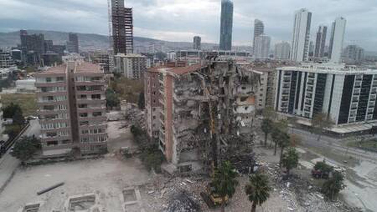 Yıkıcı depremin ardından İzmir\'deki ağır hasarlı binaların yıkımı sürüyor