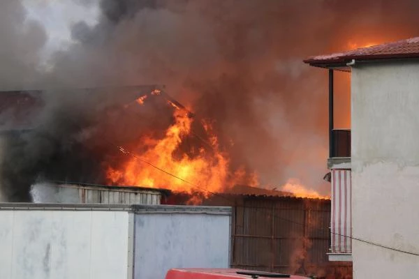Deterjan fabrikasında yangın, dumanlar gökyüzüne yükseldi (2) - Son Dakika