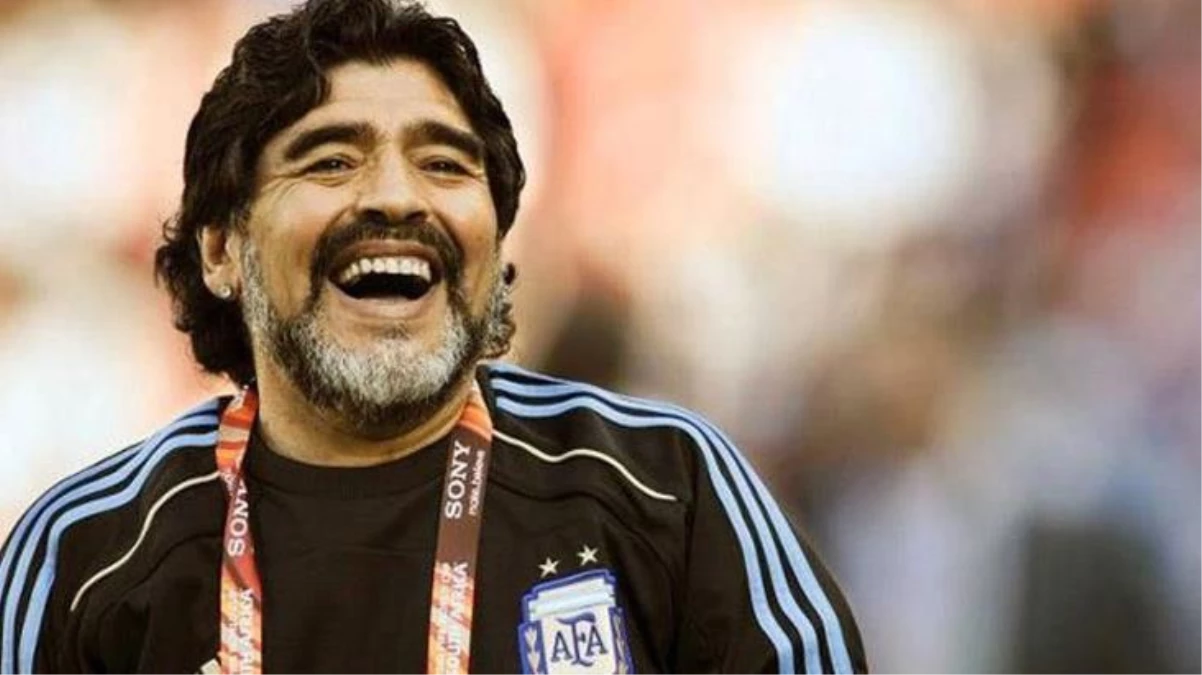 İtalyan kulübü Napoli, stadının adını Diego Armando Maradona yaptı