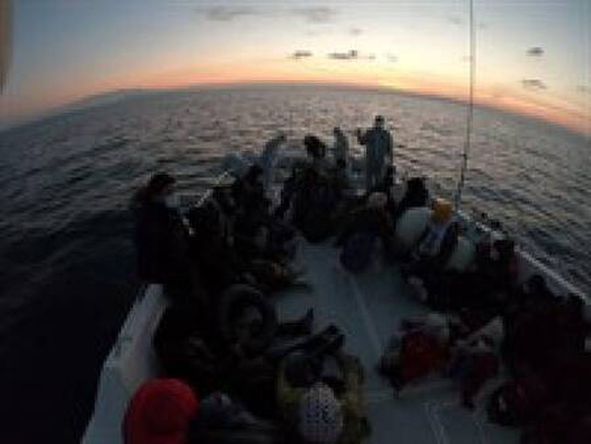 İzmir\'de 44 kaçak göçmen kurtarıldı