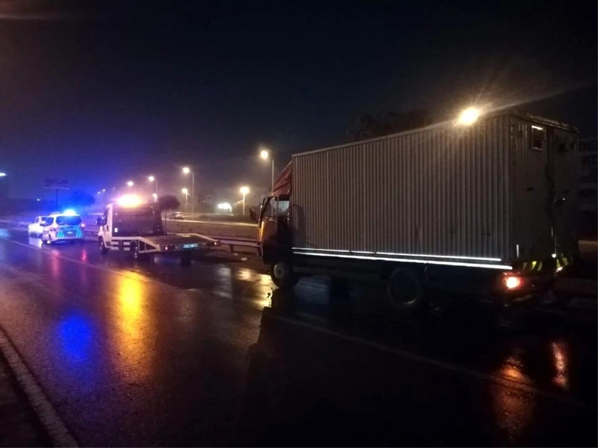 İzmir\'de kamyon bariyere çarptı: 1\'i ağır 3 yaralı