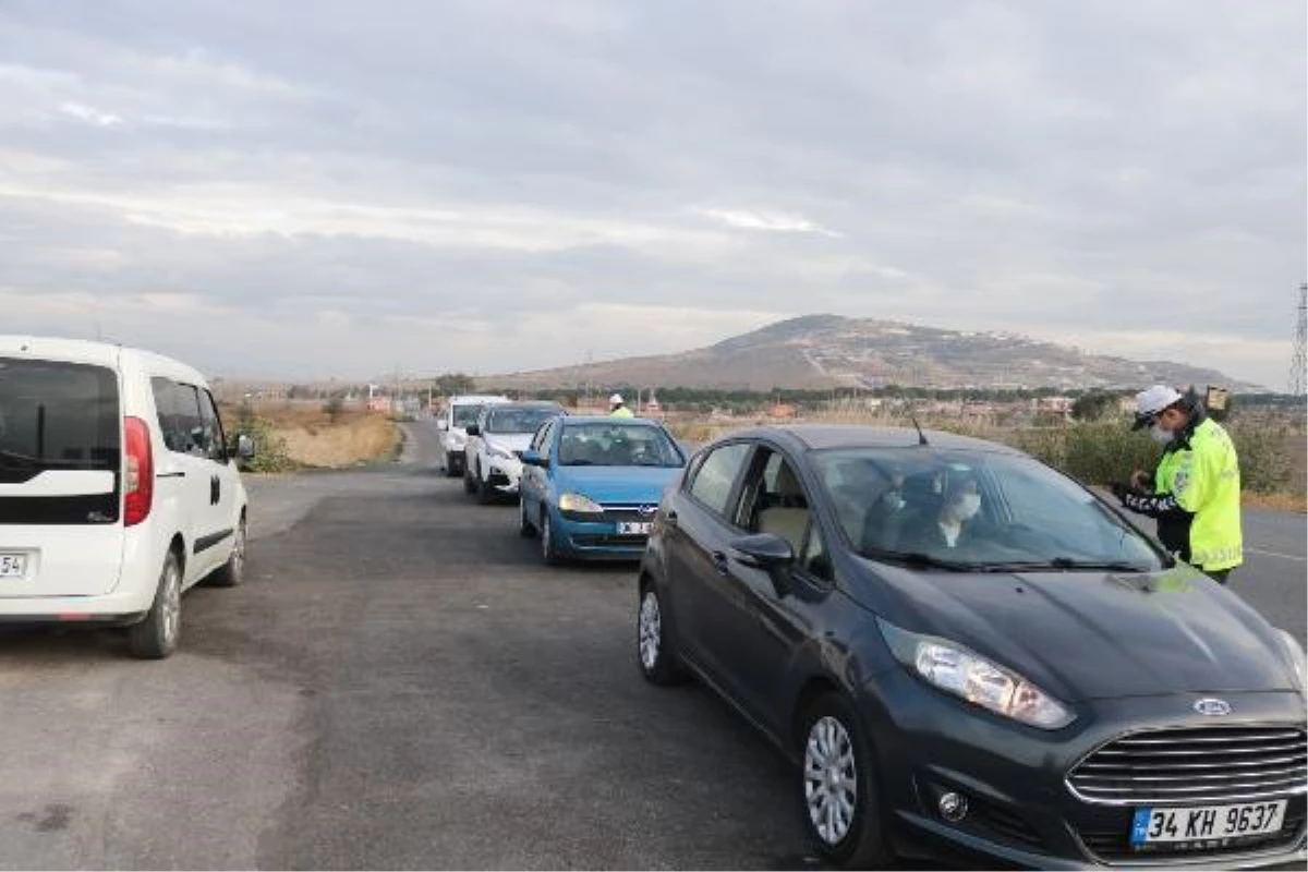 İzmir\'de sokağa çıkma kısıtlaması öncesi trafik yoğunluğu yaşandı