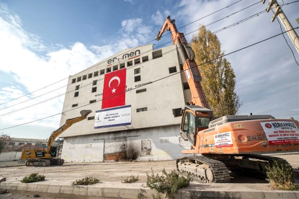 İzmir\'in kalbinde kentsel dönüşüm için ilk yıkım