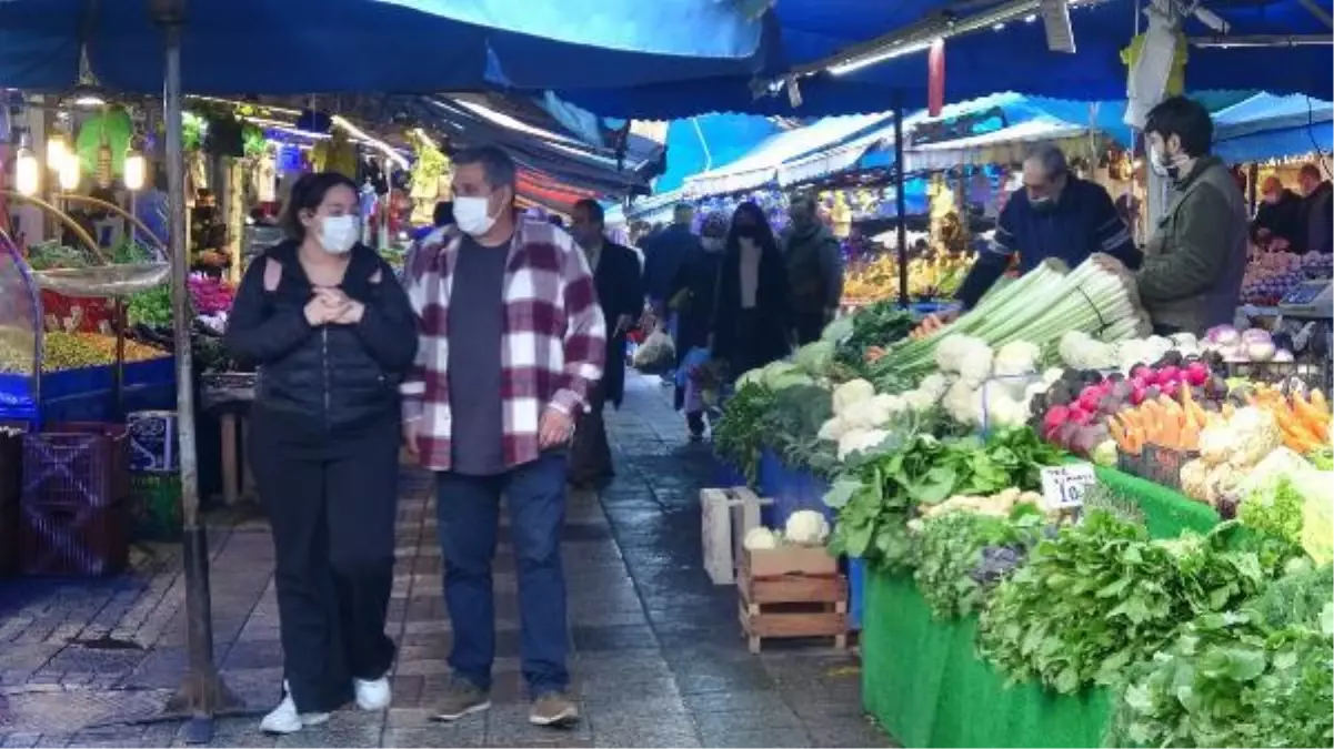 Kısıtlama öncesi pazara geldi: \'Dokuz hastalığım var ama mecburum\'