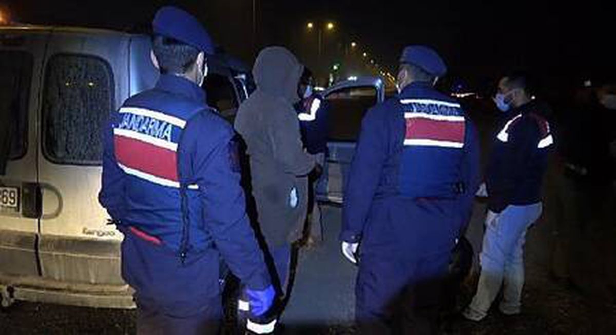 Kısıtlamada esrarla yakalandı