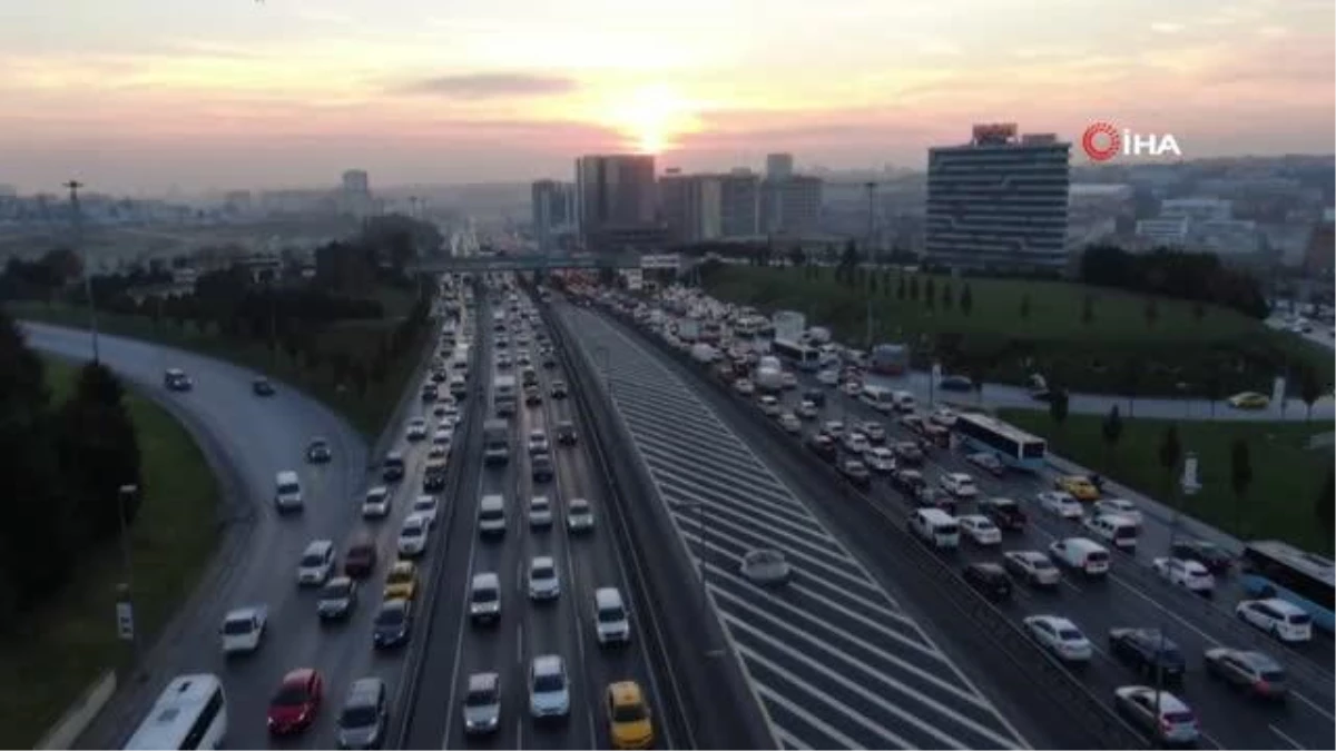 56 saatlik kısıtlamaya 2 saat kala E-5 karayolunda trafik yoğunluğu