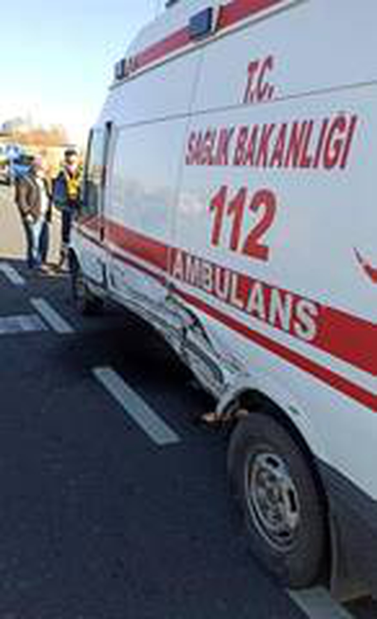 Otomobil ile ambulans çarpıştı: 3 yaralı