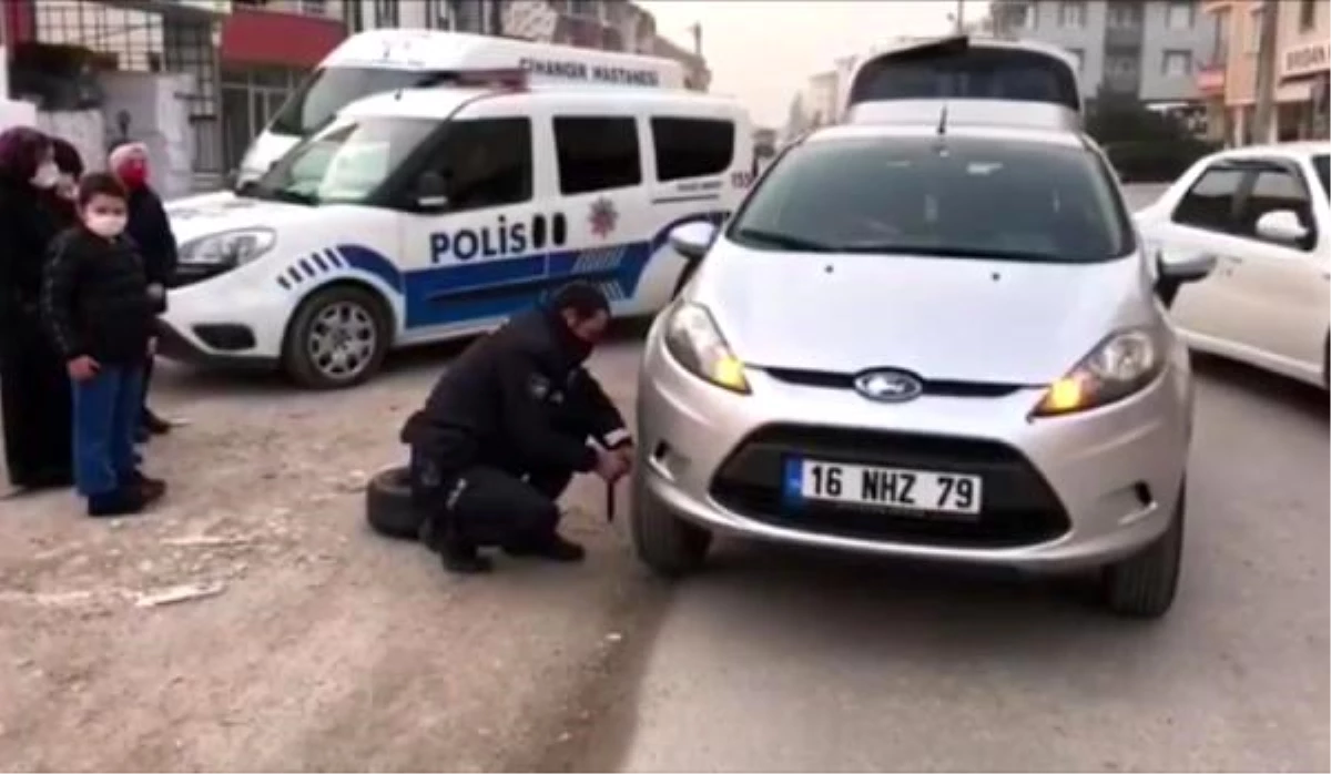 Polis yolda kalan sürücünün otomobilinin lastiğini değiştirdi