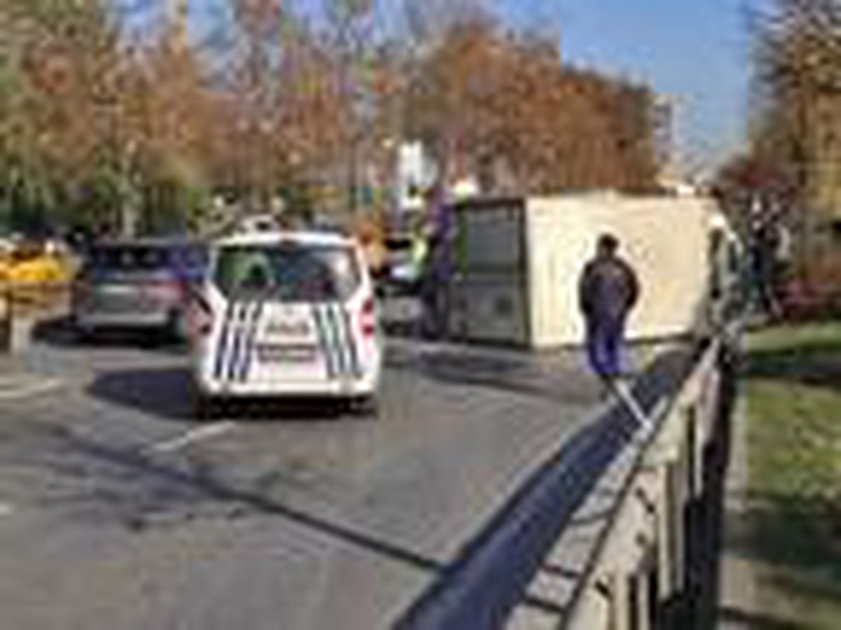 Şişli'de otomobilin çarptığı kamyonet yan yattı