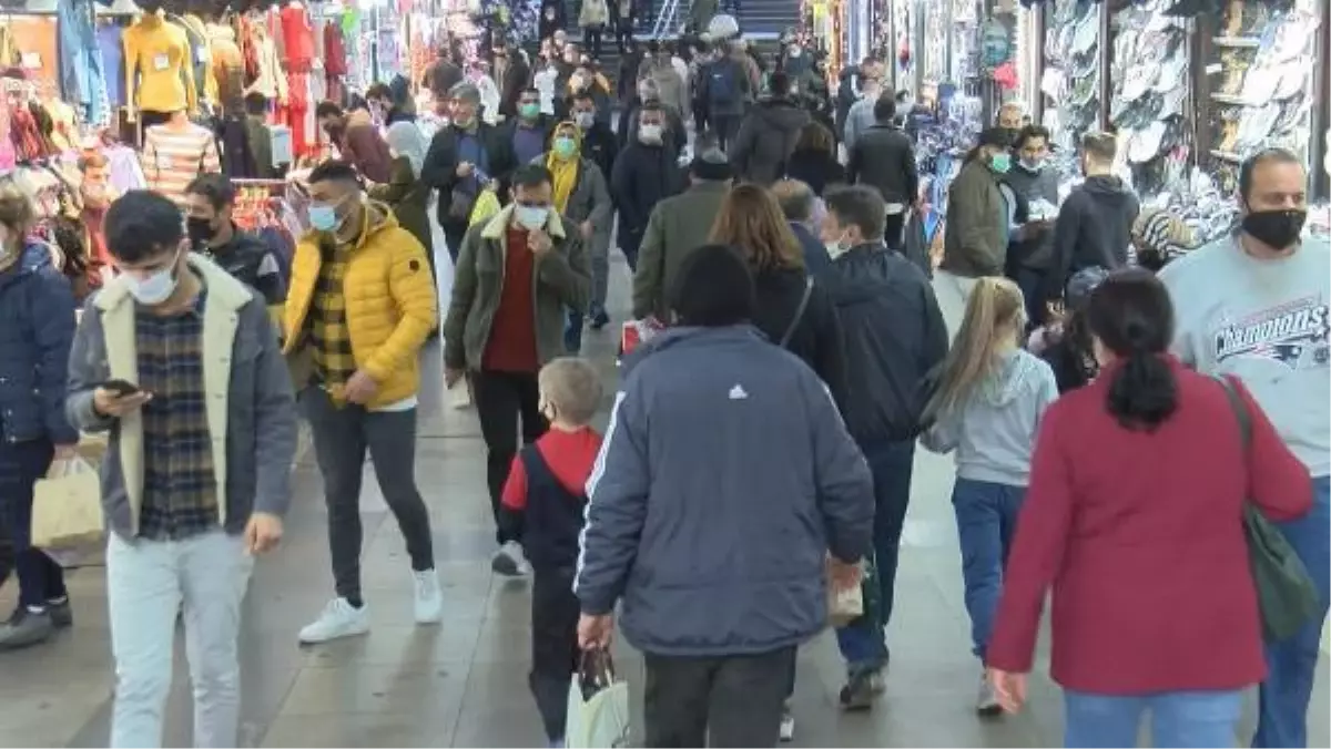 Sokağa çıkma kısıtlaması öncesinde Eminönü\'nde alışveriş yoğunluğu