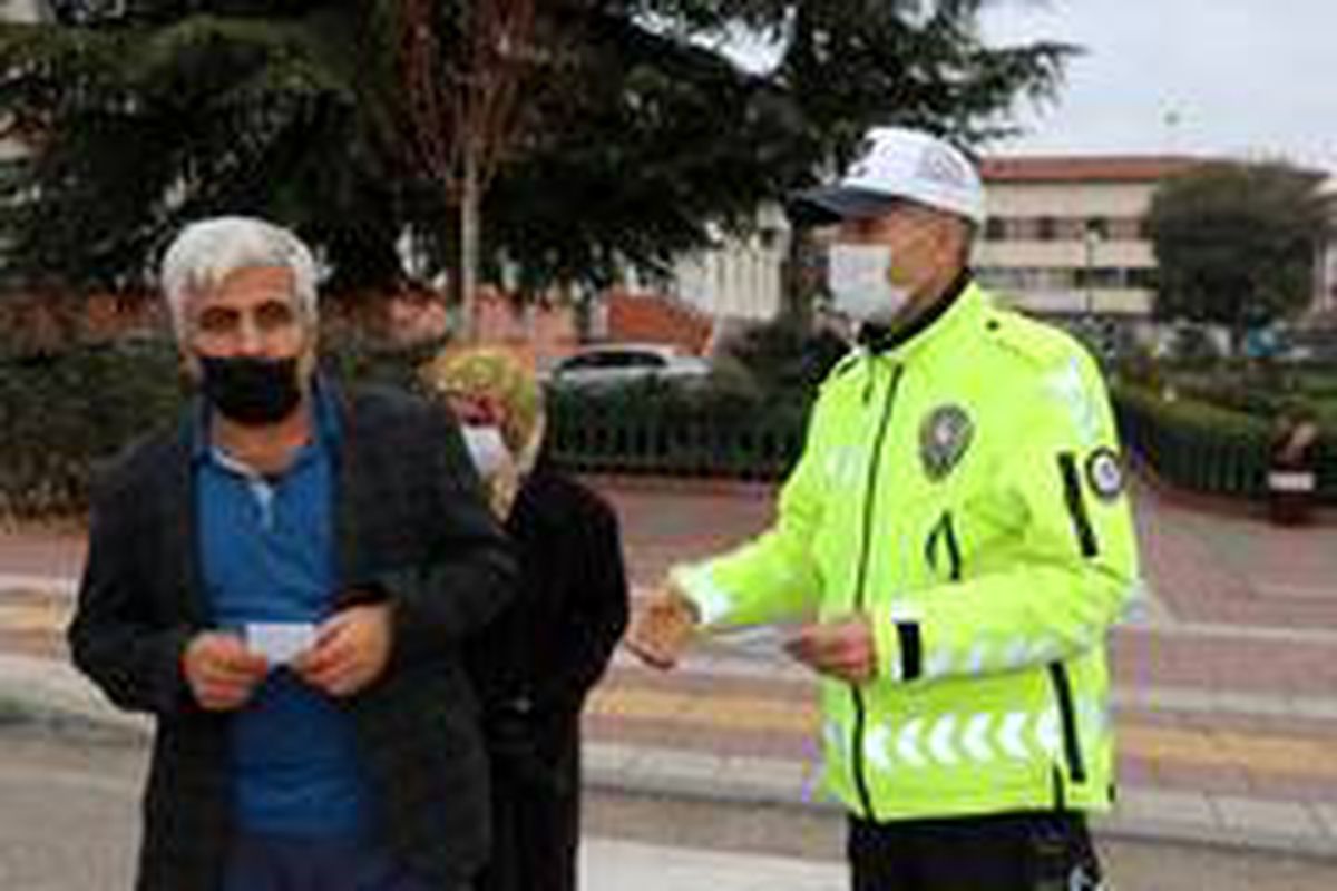 Sürücüleri durdurdular, yaya önceliğine dikkat çektiler