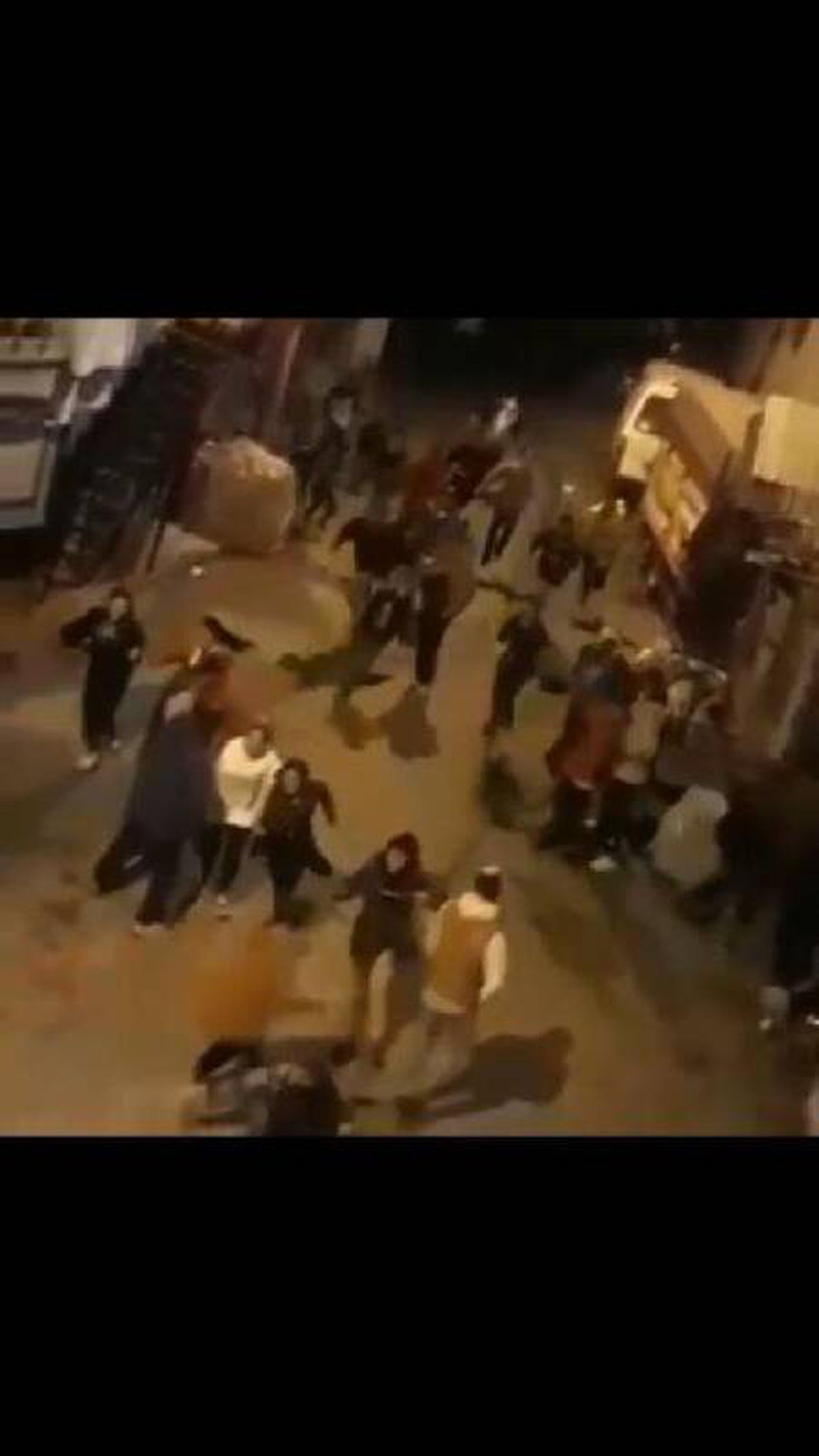 Yasağı ihlal edenlerin polis aracını görünce çığlık çığlığa kaçtığı anlar kamerada