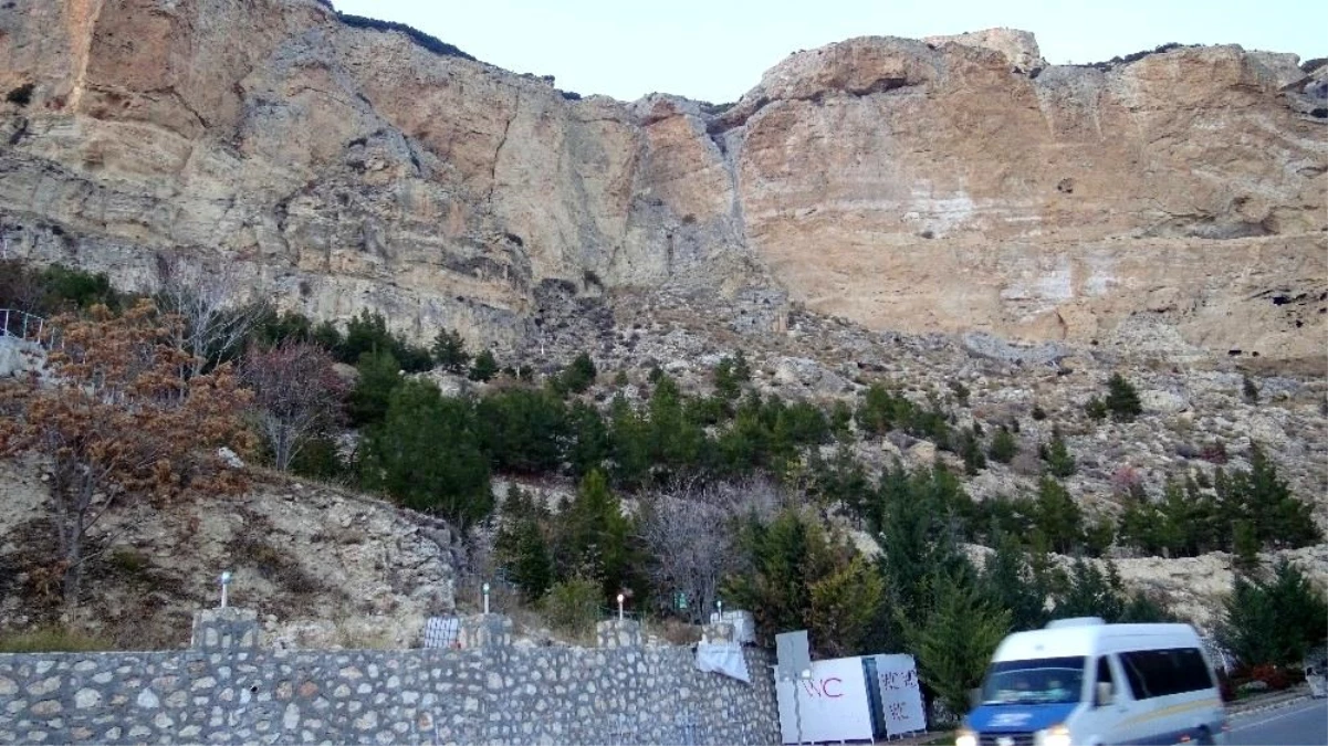 Akdeniz açıklarındaki 5.2\'lik deprem 150 kilometre uzaklıktaki Karaman\'da kayaları yerinden oynattı