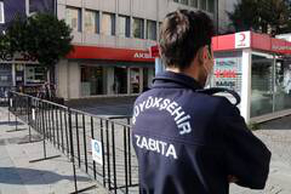 Bankların şeritlerle kapatıldığı o caddeye giriş 3 bin 500 kişiyle sınırlandırıldı