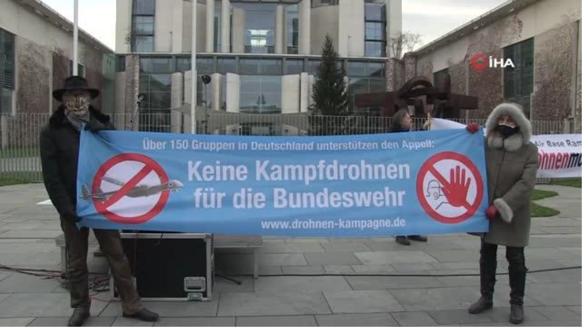 Berlin\'de Başbakanlık binası önünde "silahlanma" protestosu