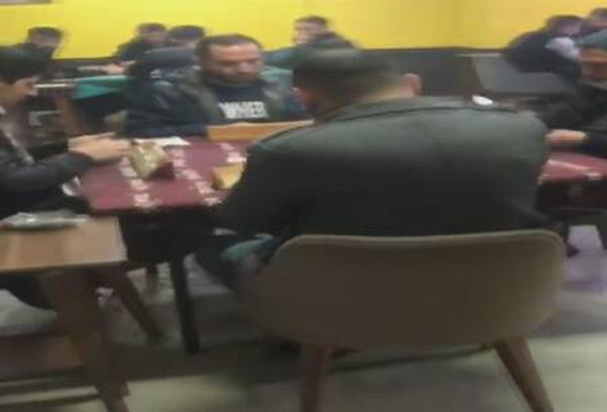 Beyoğlu\'nda kahvehaneye baskın; Okey oynayan 19 kişiye ceza