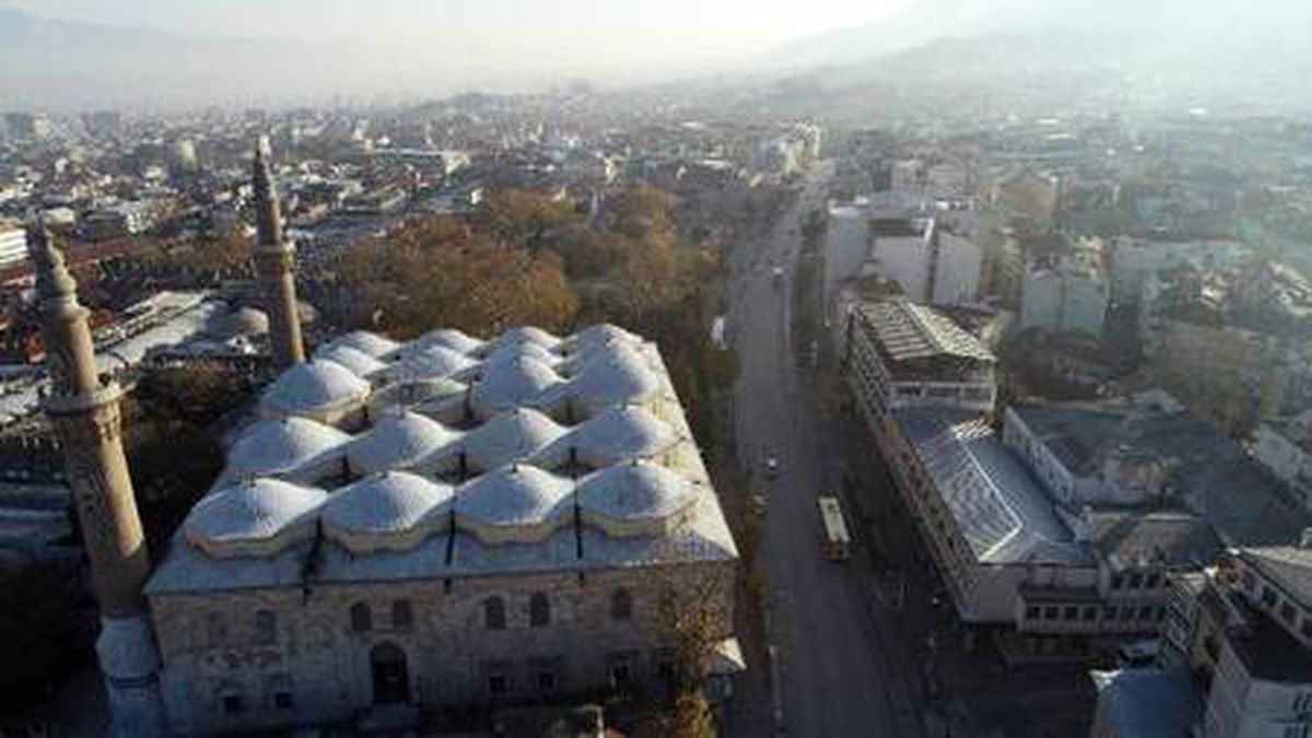 Bursa\'nın boş cadde ve meydanları, dronla görüntülendi
