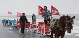 Çıldır Gölü'nün atlı kızakçıları Turistik Doğu Ekspresi'nin yolunu gözlüyor