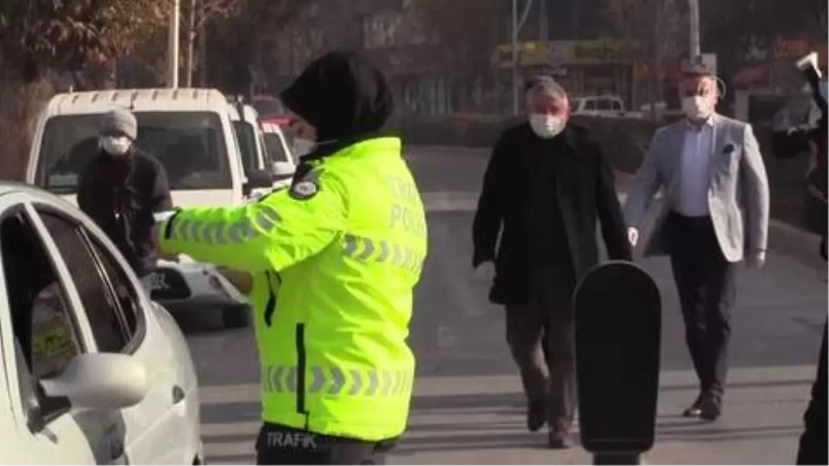 ÇORUM- Belediye sokağa çıkma kısıtlaması döneminde sokak hayvanlarını besliyor