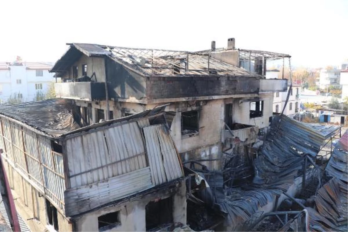 Fabrika yangınında alevlerin sıçradığı binada oturanlar dehşeti yaşadı