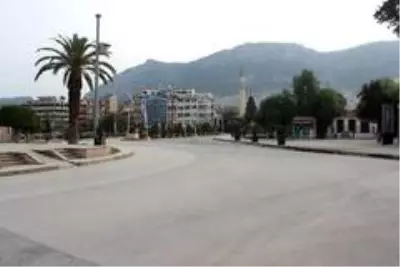 Sokağa çıkma kısıtlaması sonrası caddeler sessizliğe büründü