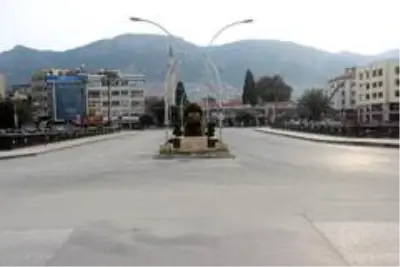 Sokağa çıkma kısıtlaması sonrası caddeler sessizliğe büründü