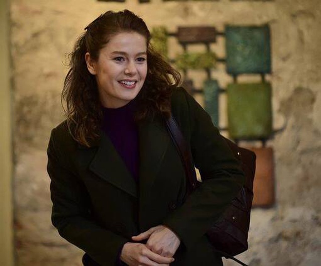 Kırmızı Oda dizisine dahil olan Burcu Biricik, oyunculuk performansıyla izleyicilerden tam not aldı