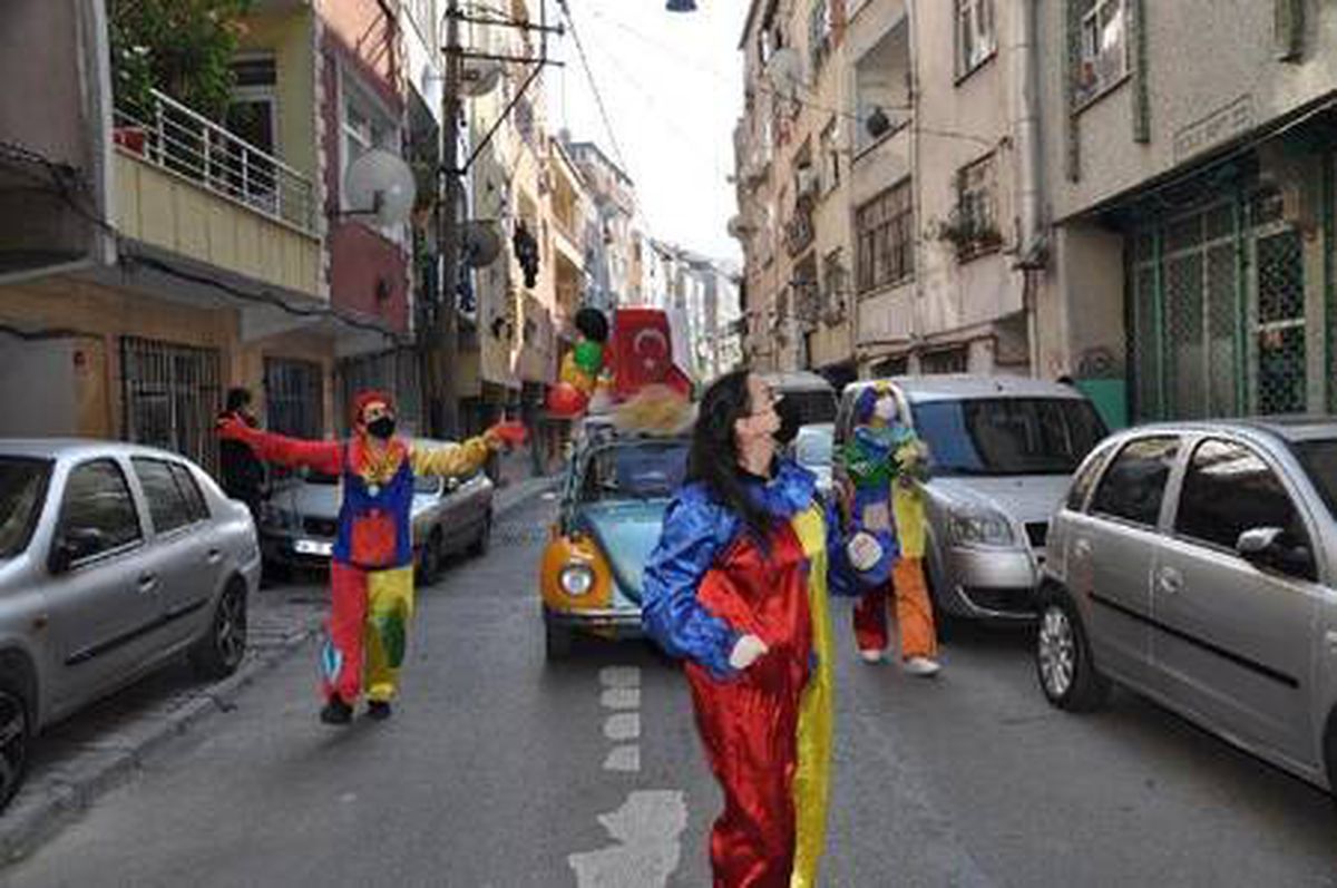 Son dakika haberi: Kısıtlamada palyaçolar çocuklara şeker ve hediye dağıttı