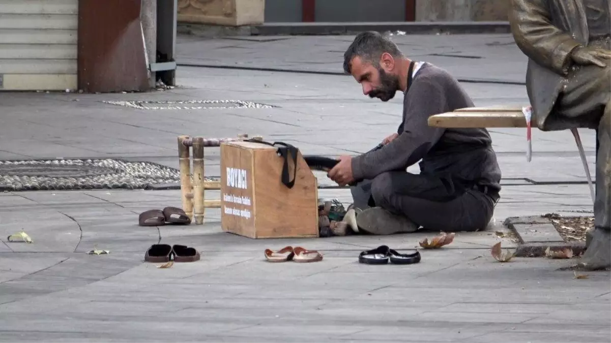 Evinde televizyonu olmadığı için kısıtlamayı duymayan boyacı boş sokakta müşteri bekledi