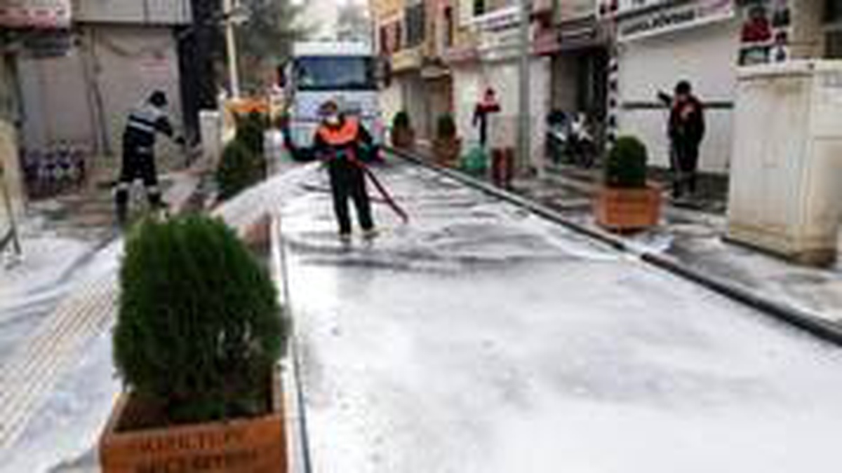 Kızıltepe\'de caddeler köpüklü suyla yıkanıyor