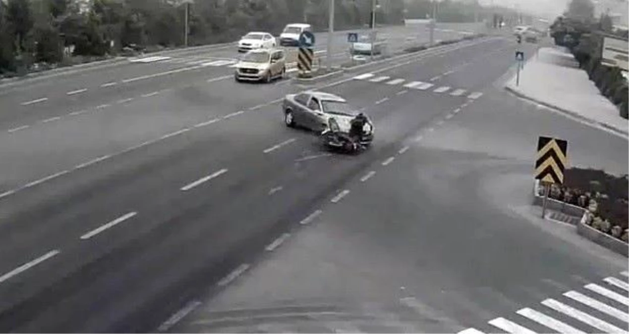 Son dakika haberleri... Otomobile çarpan motosiklet sürücüsü yerinden kalkamadı kaza anı kameralara yansıdı