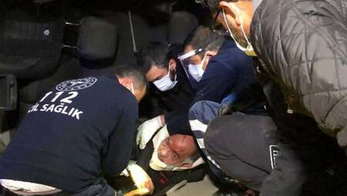 Otomobilin çarptığı hafif ticari araçta sıkışan yaralı, itfaiye ekiplerince kurtarıldı
