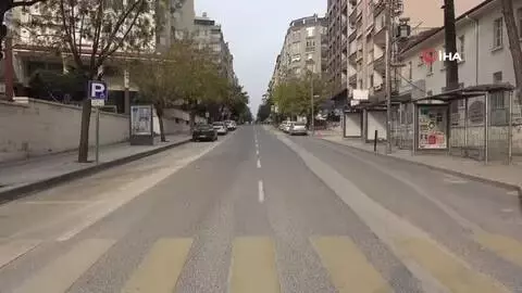 Sokağa çıkma kısıtlaması sonrası caddeler sessizliğe büründü