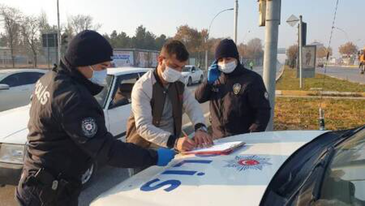 Sokağa çıkma yasağını ihlal etti, polisle tartıştı
