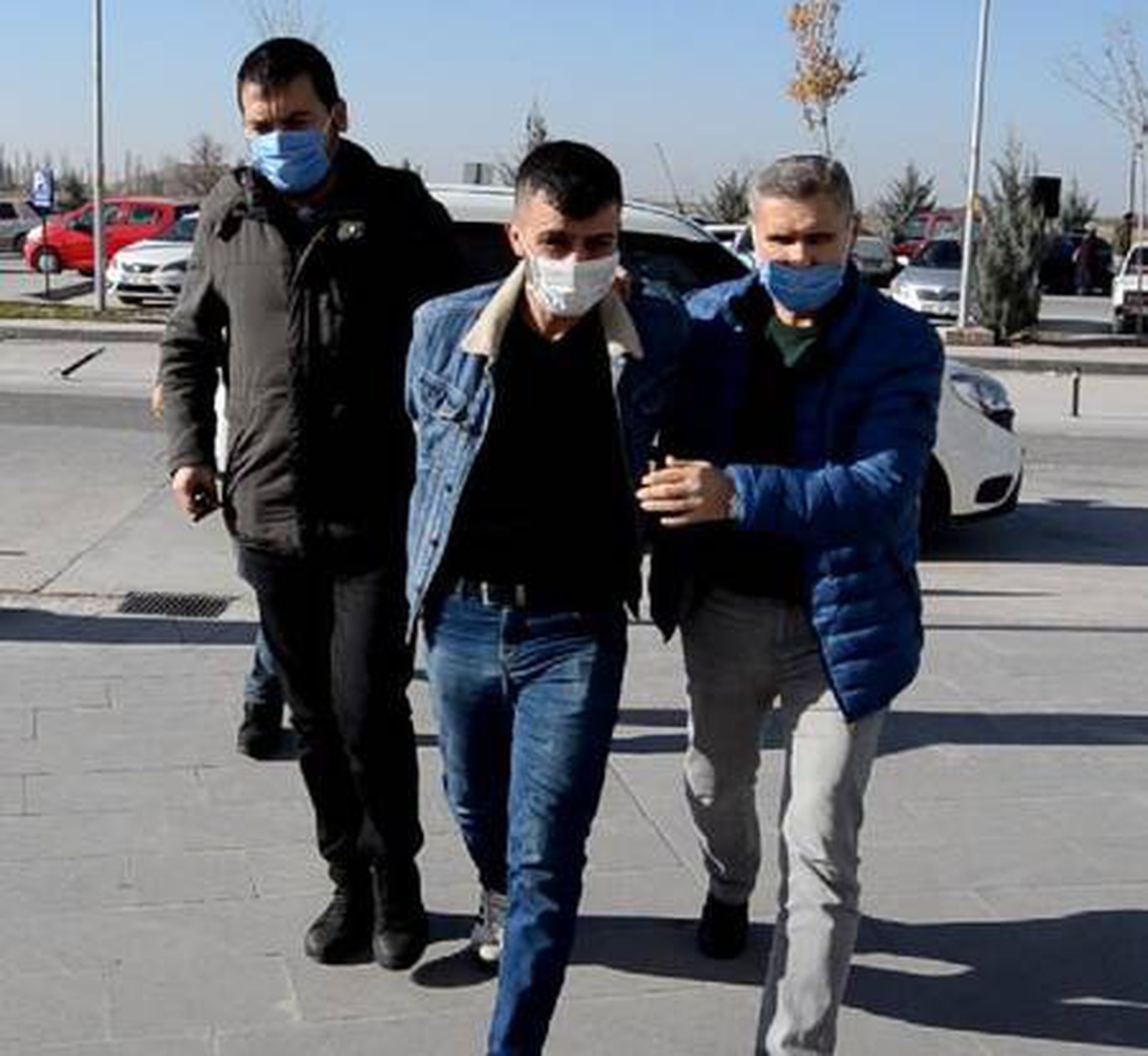 Tüfeğini temizlerken eşini vurup kaçan koca yakalandı