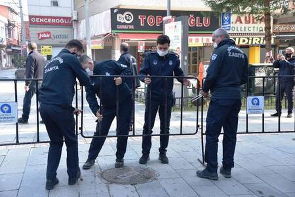 Yaya trafiğinin olduğu cadde, 3 bin 500 kişi ile sınırlandırıldı