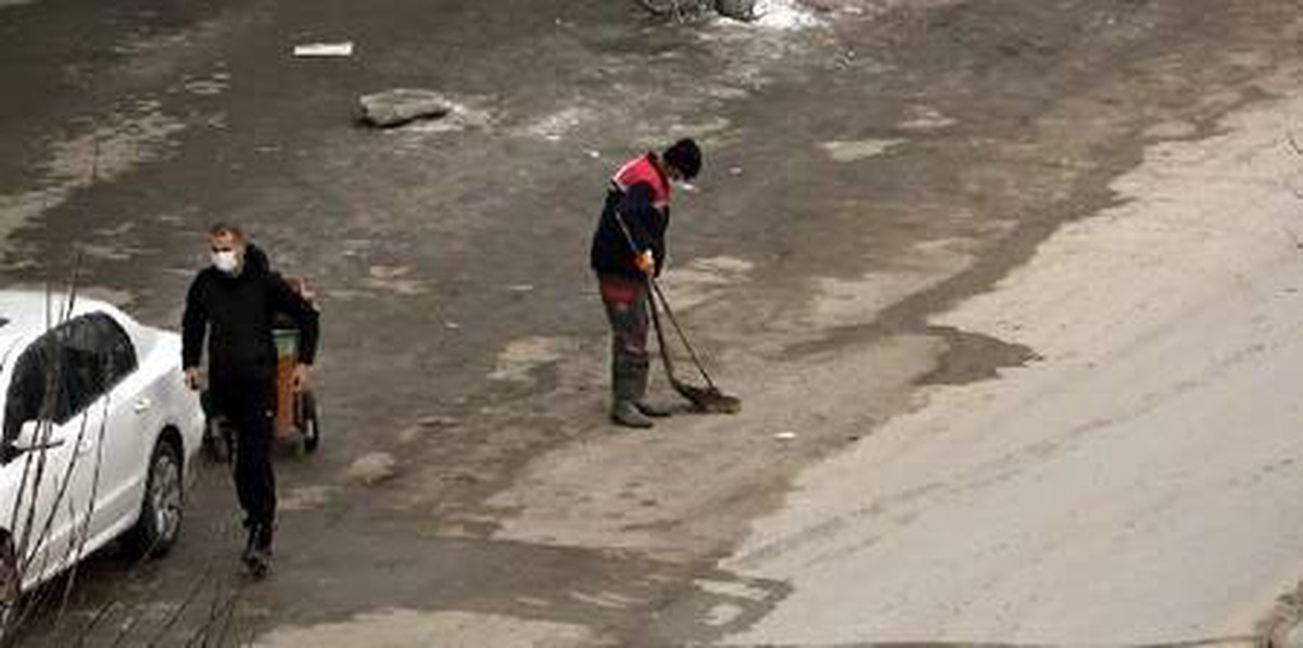 Yüksekova\'da boş caddede temizlik yaptı