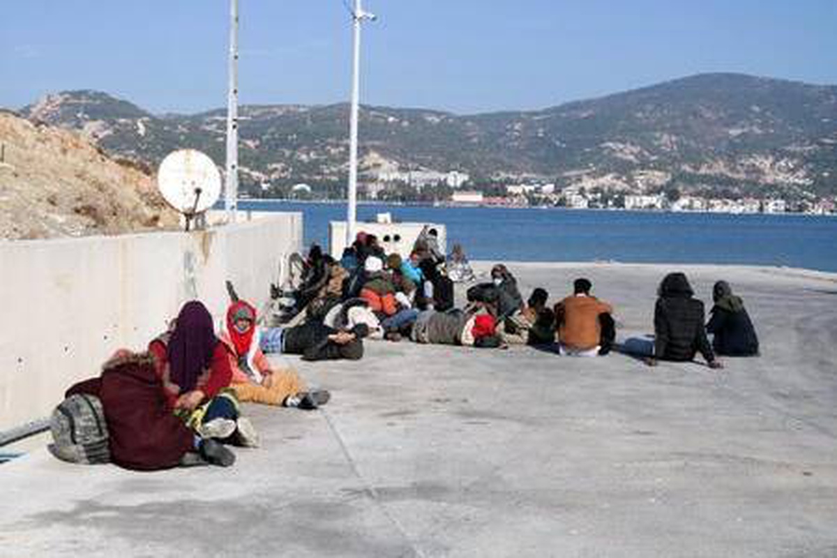 Yunanistan\'ın Türk kara sularına ittiği 29 kaçak göçmen kurtarıldı