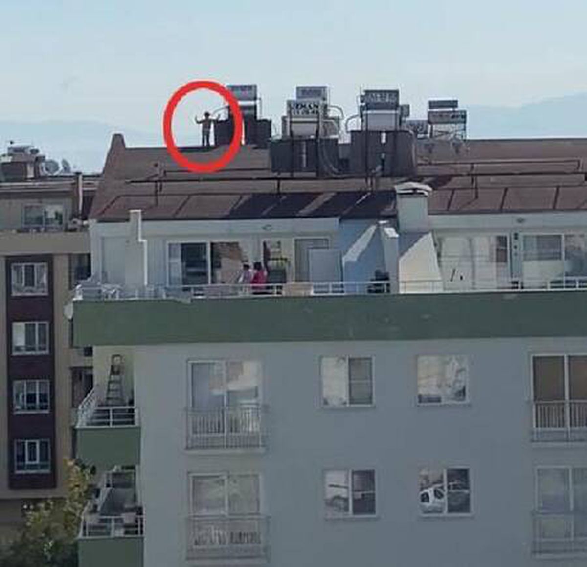 5 katlı binanın çatısında korkutan oyun