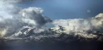 Anamas Dağı'nın yükseklerinde kar, eteklerinde sonbahar havası var