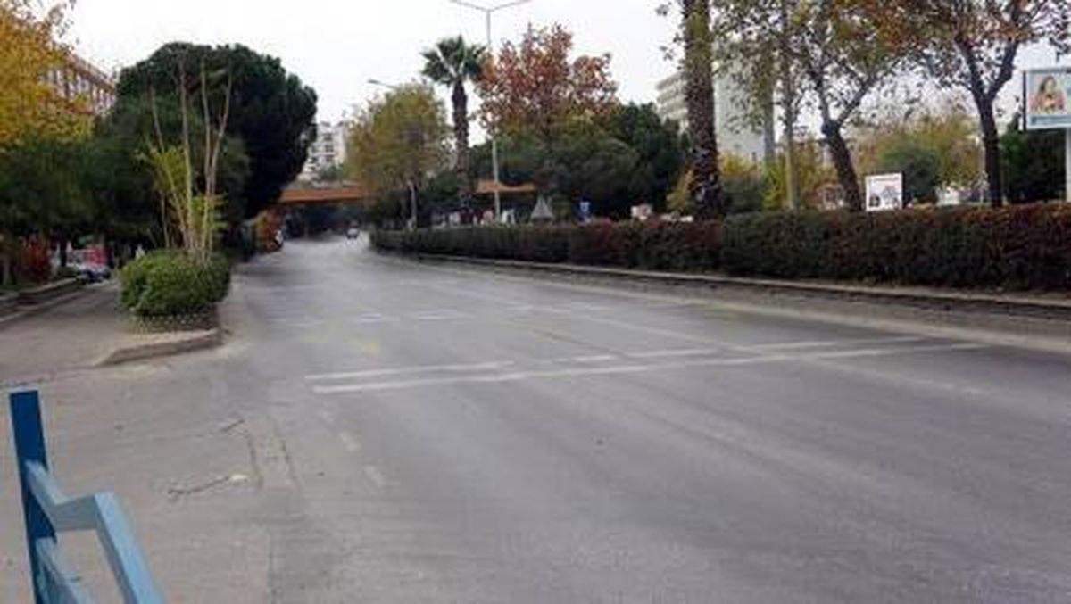 Aydın\'da sokaklar boş kaldı, çiftçiler üretime devam etti