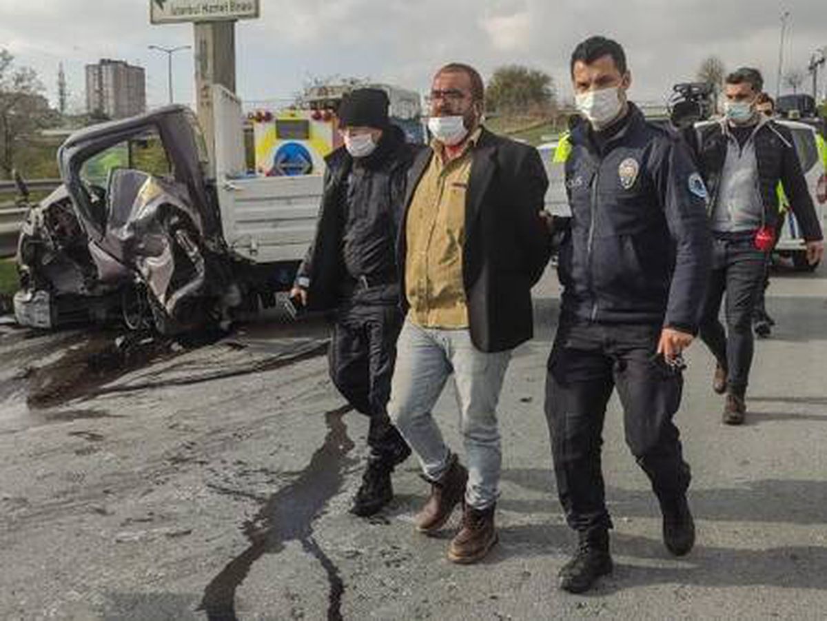 Son dakika haberi... BAŞAKŞEHİR\'DE POLİS DENETİMDEN KAÇAN KAMYONET KAZA YAPTI