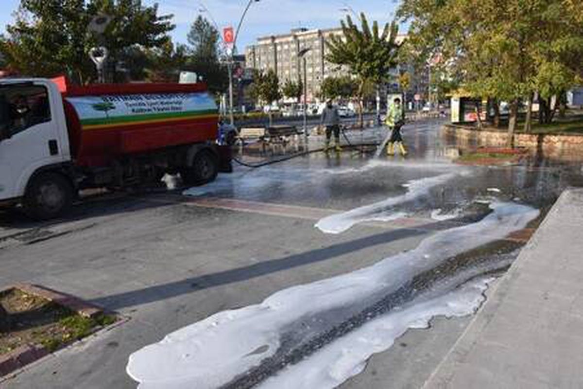 Batman\'da cadde ve kaldırımlar, deterjanlı suyla yıkandı