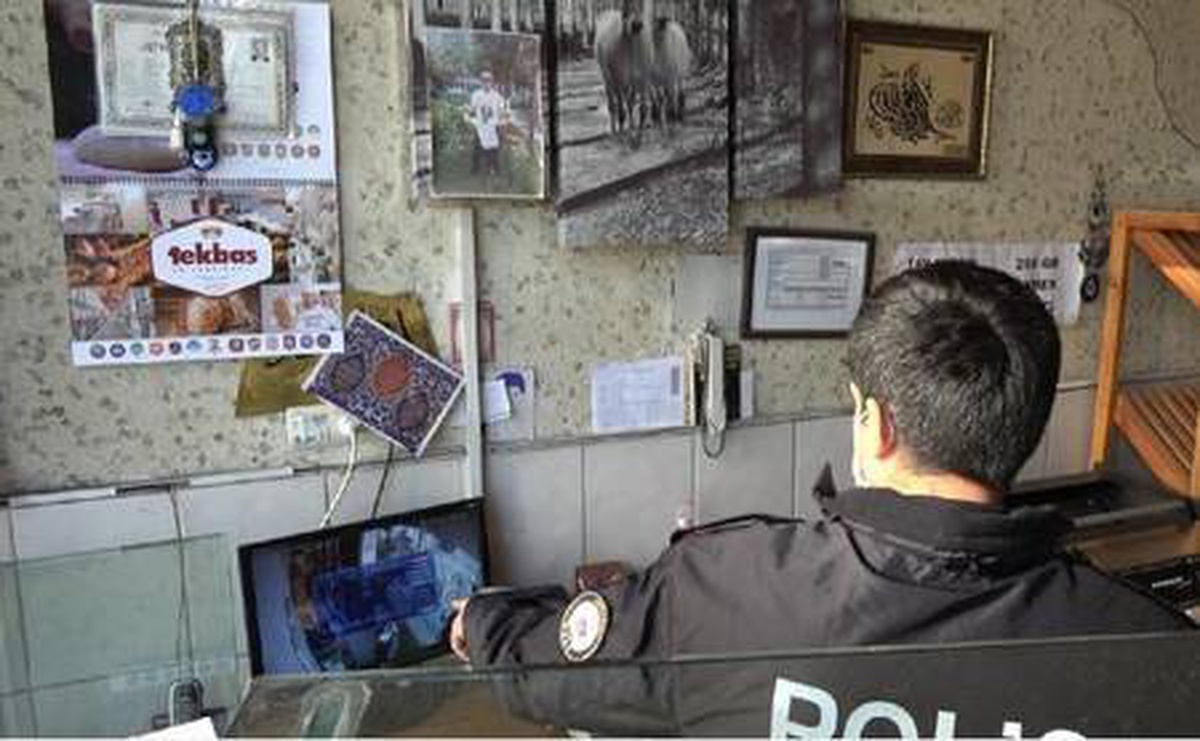 Cerrahi maskeli ve eldivenli hırsız, fırın kamerasında