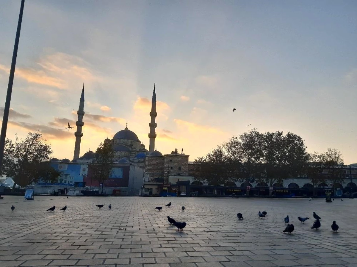 Eminönü Meydanı kuşlara kaldı